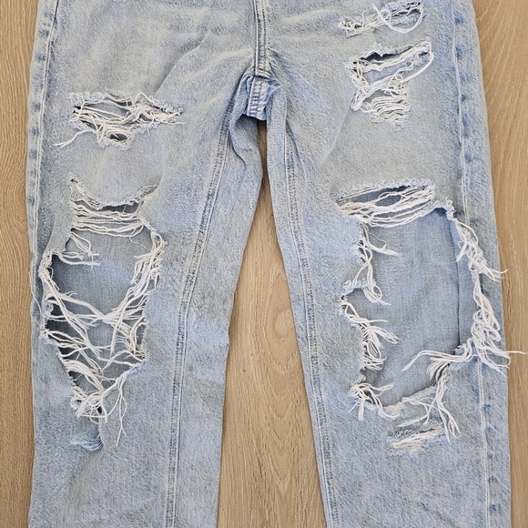 American Eagle 90s boyfriend jeans destroyed light wash ‘bllown out blue’ 000 - Picture 4 of 15
